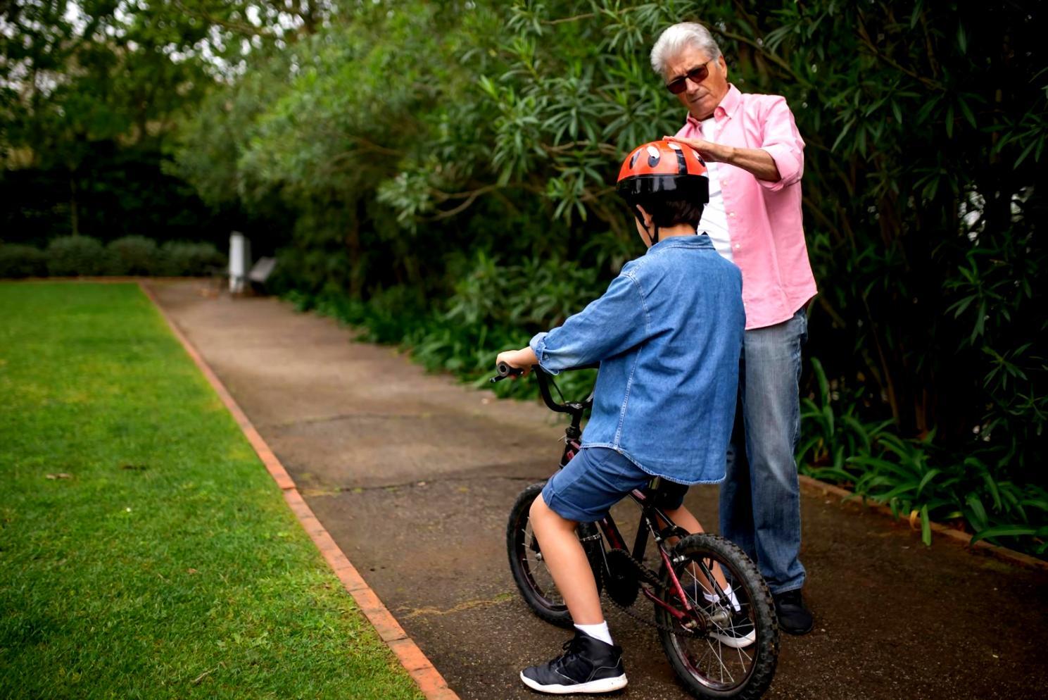 Persona che studia e lavora in un ambiente organizzato e familiare