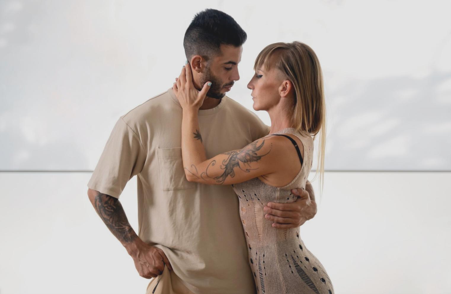 Sessione formativa interattiva con partecipanti impegnati in attività di gruppo